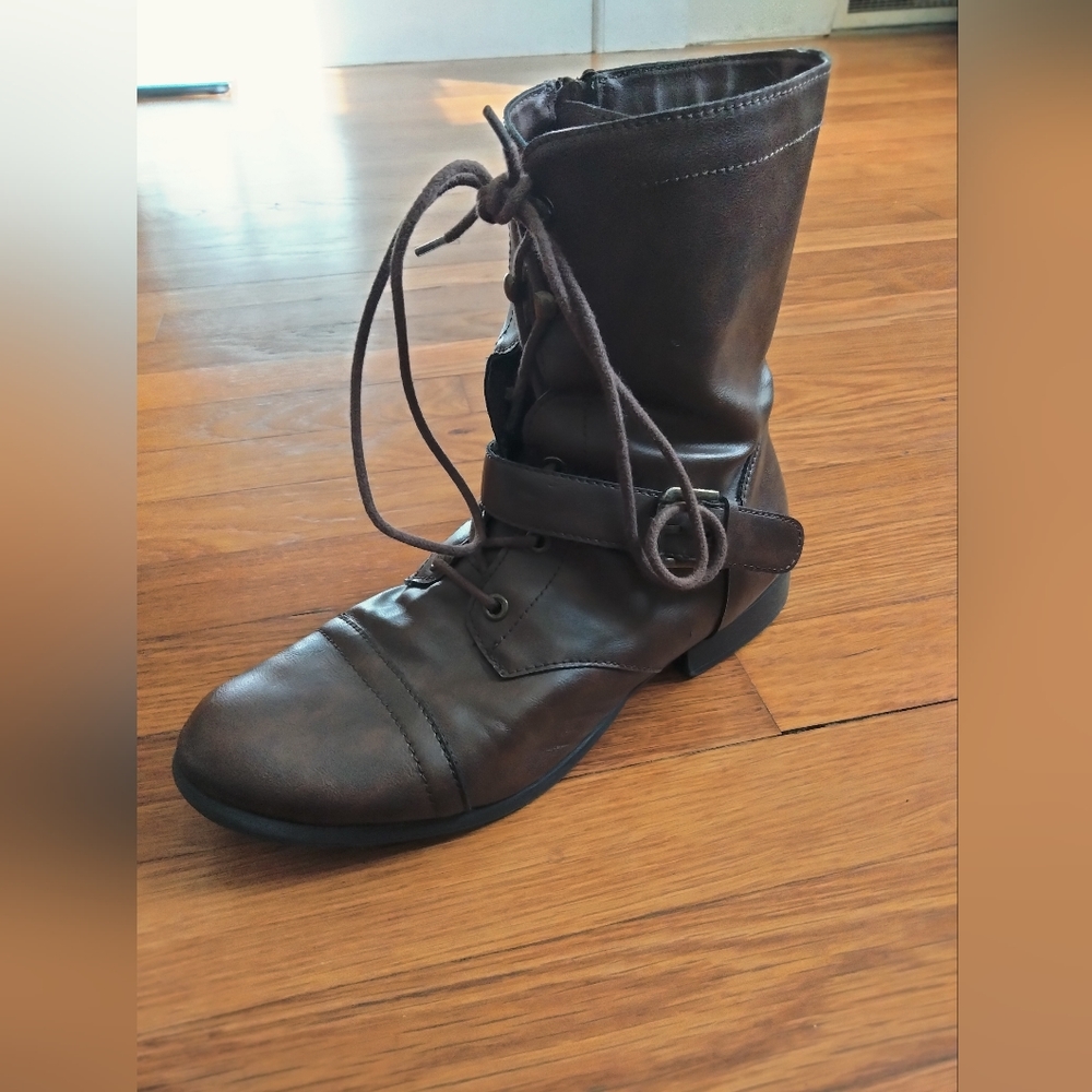 Nike Brown boots. Size 9